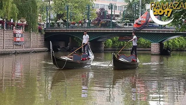 Gondol kaptanlarının ramazanda zorlu mesaisi