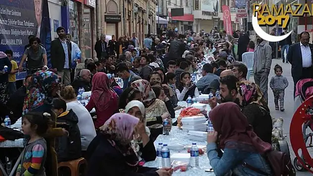 Bir kilometrelik iftar sofrası