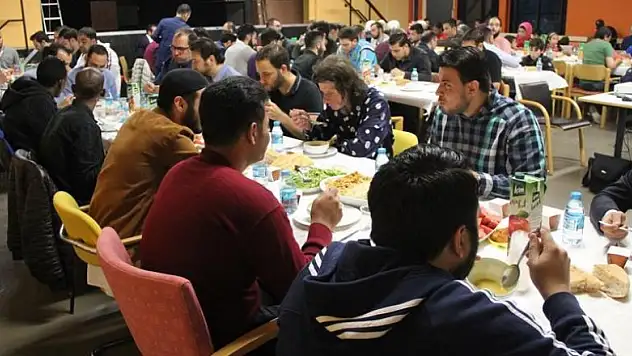 Hollanda'da mülteciler ile Müslüman gençler aynı sofrayı paylaştı