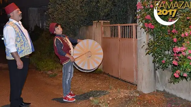 Davulcu baba oğulun ramazan mesaisi