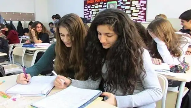 Liselerde haftalık ders saatleri değişti!