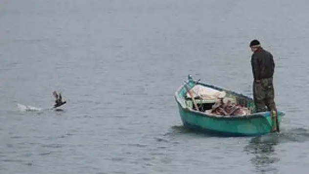 Dondurucu soğuğa rağmen avlanıyorlar