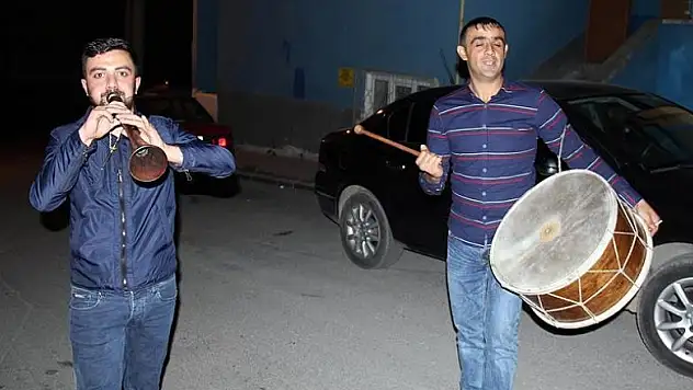 'Erik Dalı Gevrektir' ile sahura kaldırıyorlar