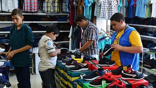 Yetim ve öksüzler bayramlıklarını beğenerek alıyor