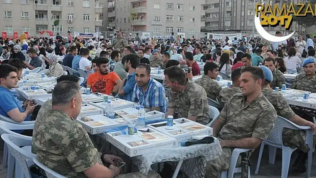 Mardin'de jandarma ve vatandaş iftarda buluştu