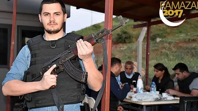 Polislerin kontrol noktasında nöbetleşe iftarı