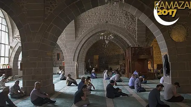 7'den 70'e itikaf için camiye kapandılar