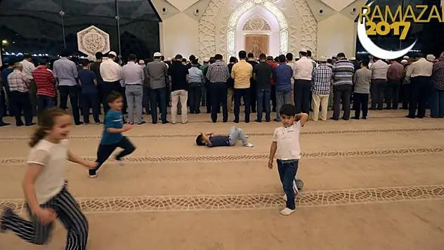 Ebeveynleri namaz kılıyor, çocuklar oyun oynuyor