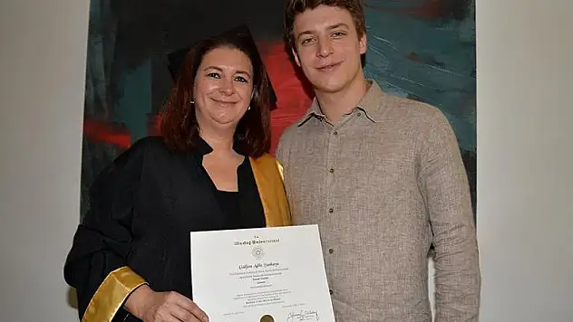 Anne oğul üniversiteden aynı yıl mezun oldu