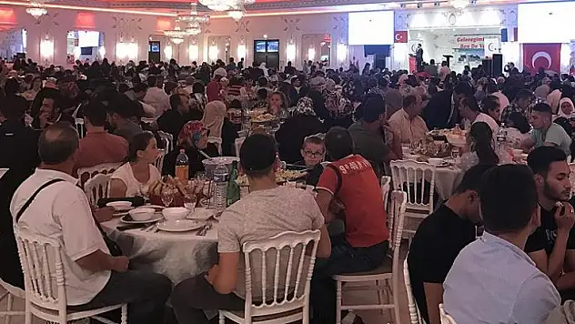 Fransa'da bin 500 kişi bir arada iftar yaptı