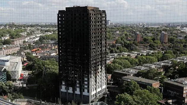 Londra'da yanan binada en az 65 kişi kayıp!