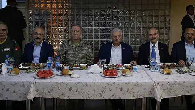 Başbakan Yıldırım, Lice'deki askerlerle sahur yaptı