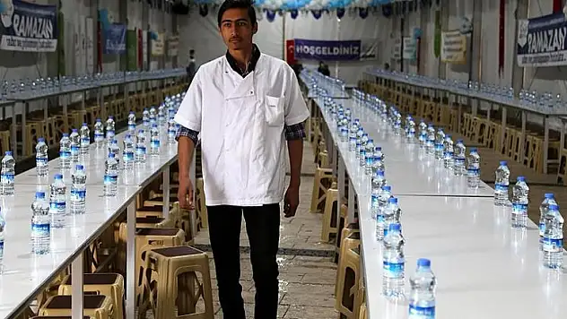 Cezasını iftar çadırında çalışarak çekiyor