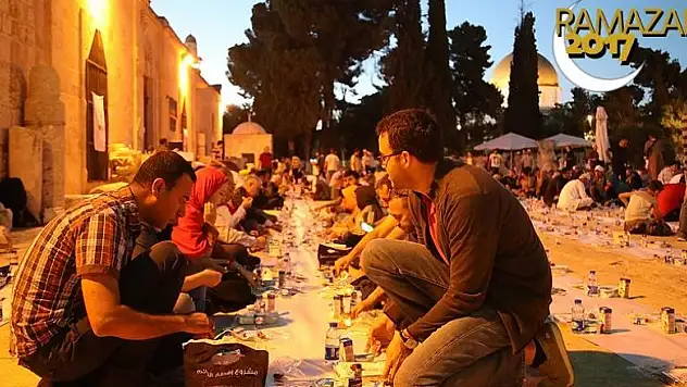 Türk Kızılayı Mescid-i Aksa'da iftar verdi