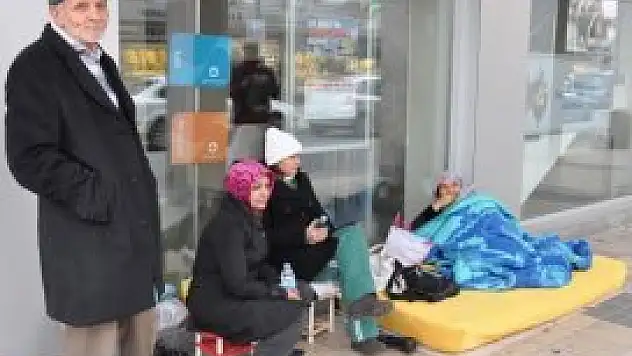 Banka önünde ev nöbeti