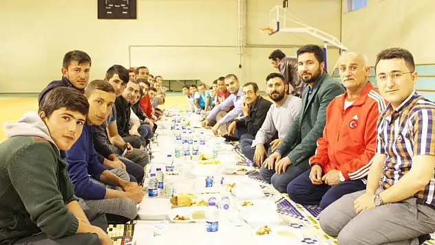 Genç Altınekinliler öğrencilerle iftarda buluştu