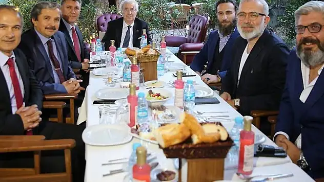 Hanedan üyelerinden 'Payitaht' dizisi ekibine iftar
