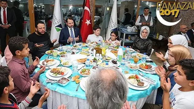 Bakan Albayrak Suriyeli yetimlerle iftar yaptı