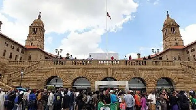 Mandela'nın naaşı ziyarete açıldı