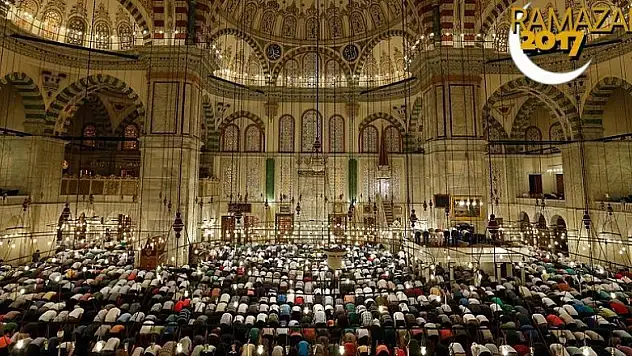 İstanbul'da son teravih namazı kılındı