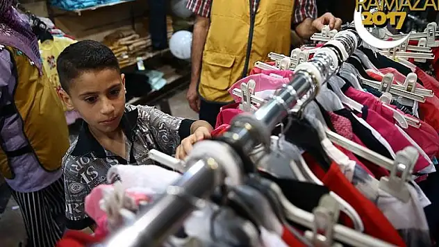 Yetimler bayramlıklarını beğenerek seçiyor