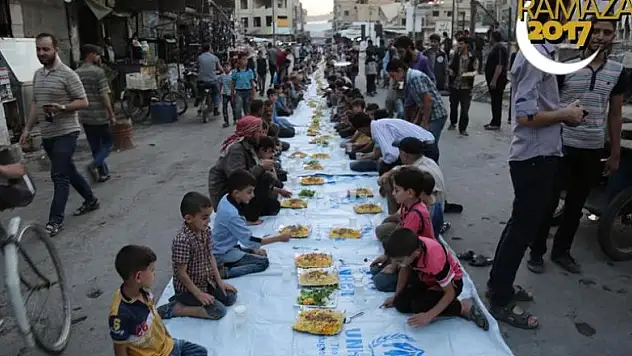 Suriye'de 1 kilometrelik iftar sofrası