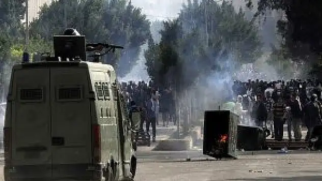 Polis öğrenci yurdu bastı!
