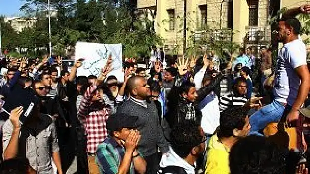 Mısır'da öğrenci gösterileri sürüyor