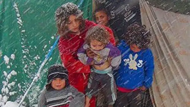 Suriyeli çocuklar donarak ölüyor
