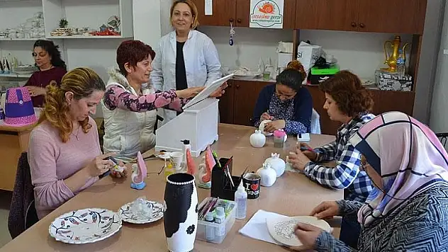 Ev hanımlarının yüzünü güldüren çini kursu