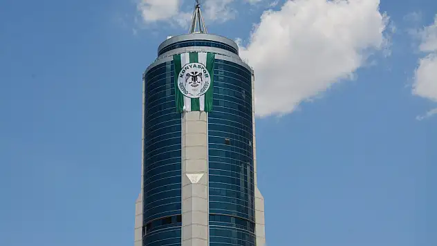 Konyaspor'un dev bayrağı Kule Site'ye asıldı