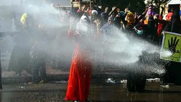 Darbe karşıtı öğrencilere polis müdahalesi