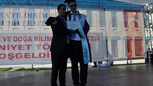 Asperger sendromlu Özaydınlık üniversiteden mezun oldu