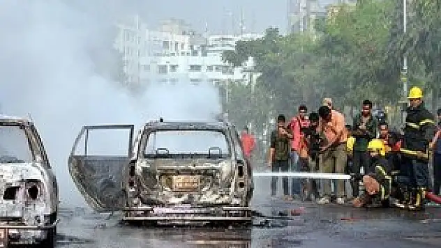 Bangladeş'te halk sokaklarda polisle çatışıyor