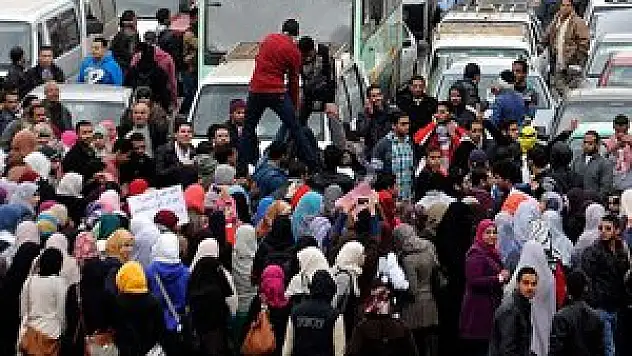 Darbe karşıtları soğuğa rağmen sokaklarda