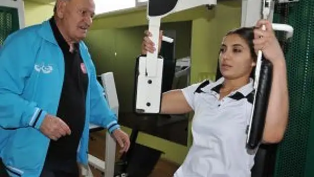 Önce halteri sonra kendini 'ayağa'' kaldıracak