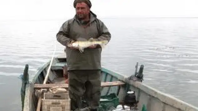 Suğla gölündeki balıkçıların kış mesaisi