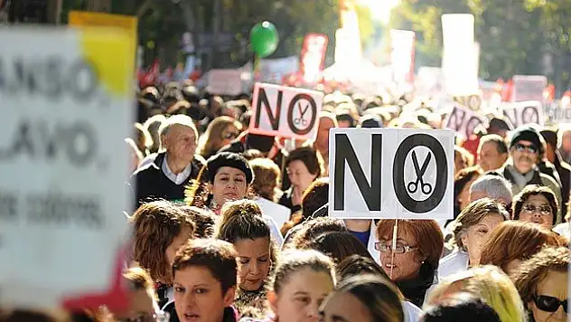 İspanya'da Meclisi kuşatma eylemi