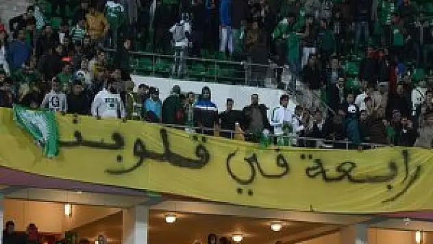 Fas taraftarından Rabia pankartı