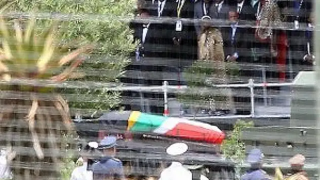 Mandela doğduğu köyde toprağa verildi