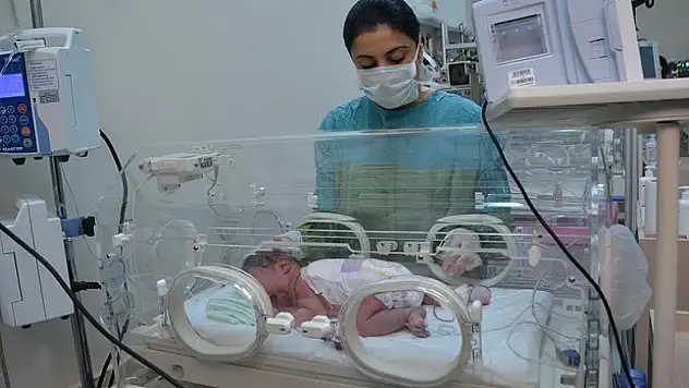 Yeni doğan bebek 4 saatlik ameliyatla sağlığına kavuştu