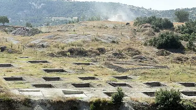 Uşak'ta 2 bin yıllık 'sembolik' mezarlar gün yüzüne çıktı