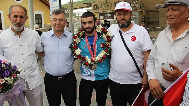 Olimpiyat şampiyonu çiçeklerle karşılandı
