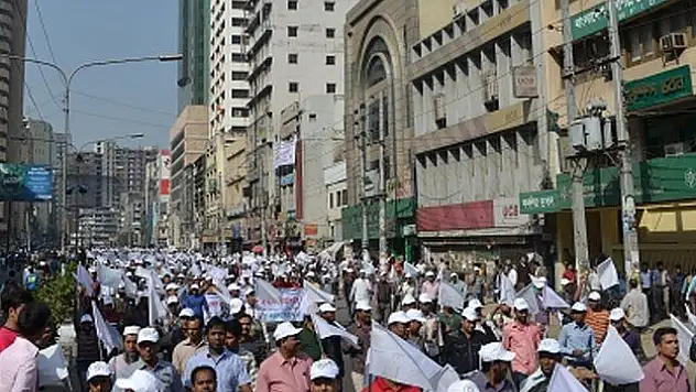 Bangladeş'teki hükümet karşıtı gösteriler sürüyor