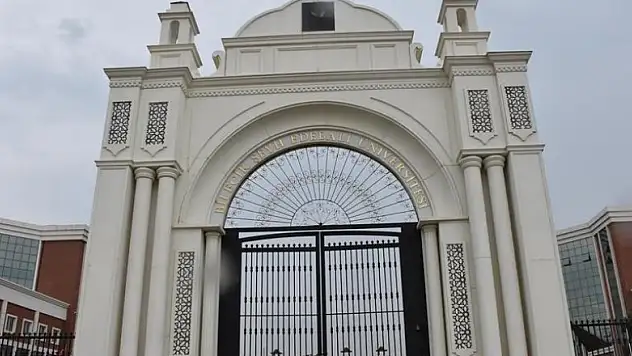 Ecdadın hatırası üniversite kapısı