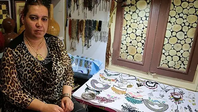 Japon boncuklarını nakış gibi işleyip takılar yapıyor