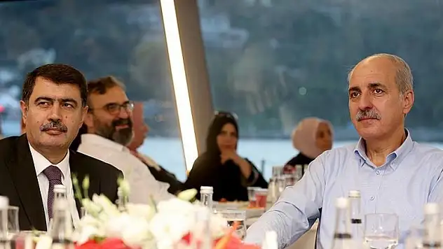 Kurtulmuş Üsküdar Valide Sultan Gemisi Boğaz Turu'na katıldı