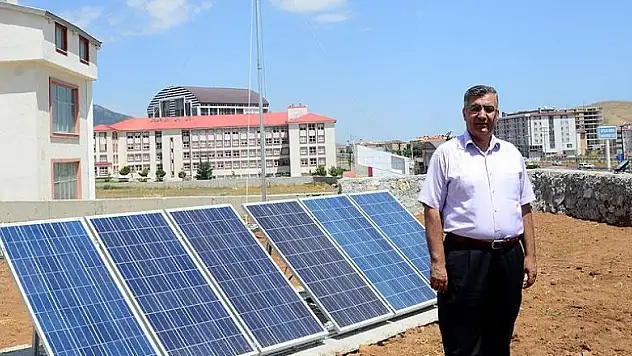 Üniversite kampüsünde rüzgar ve güneşten elektrik üretiyor