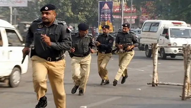 Pakistan'da 7 polis kaçırıldı!