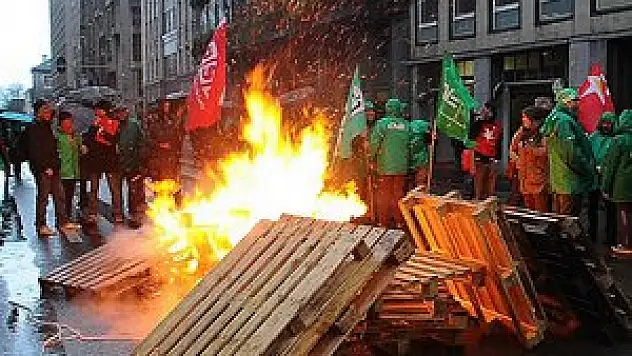 AB Zirvesi'ne 'kuşatma'